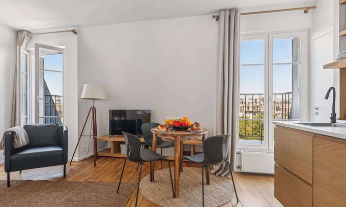 Enfants-Rouges Apartment | Chic 1BR in the Heart of Le Marais - Bretagne
