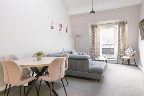 Cathedral Quarter Apartment | Chic 2-Bed, 2 Bath Apt in City Centre Sleeps 6, Free Secure Parking