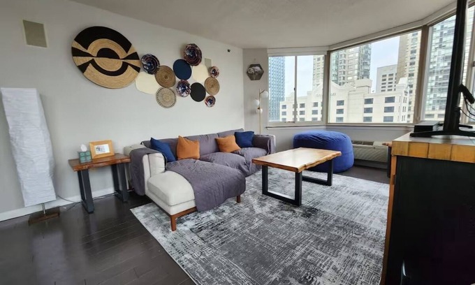 Newport Apartment | Chic 2-bedroom apartment with Manhattan views!