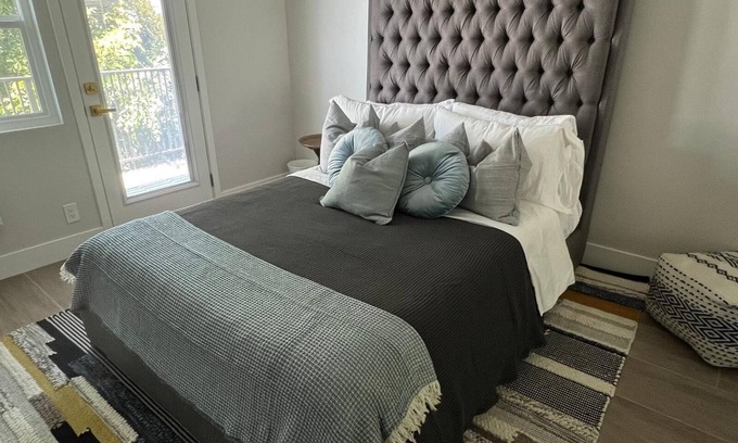 Downtown Los Angeles Apartment | Chic 2-bedroom apartment with WiFi, fitness room in wonderful Los Angeles