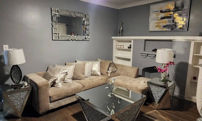 Gresham Apartment | Chic 2-bedroom apartment with AC, WiFi in vibrant Chicago