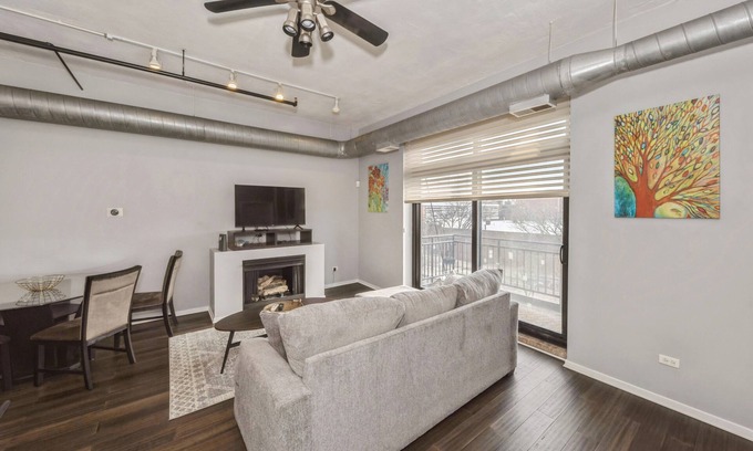 Near South Side Apartment | Chic 2-bedroom apartment with WiFi, AC in lovely Chicago