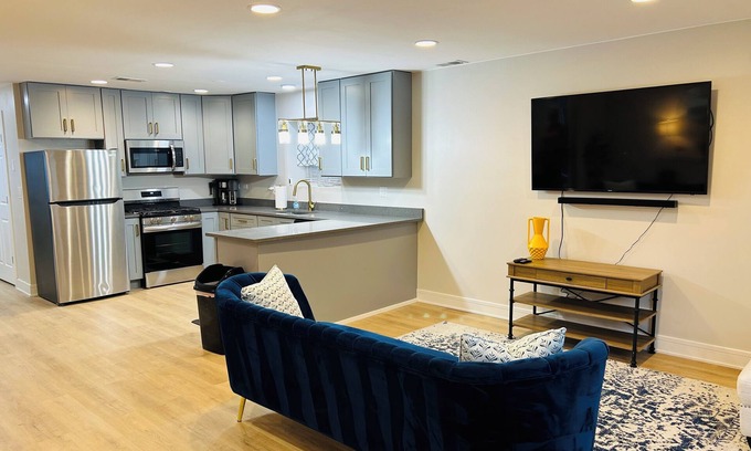 Woodlawn Apartment | Chic 2-bedroom apartment near Hyde Park/University of Chicago Campus