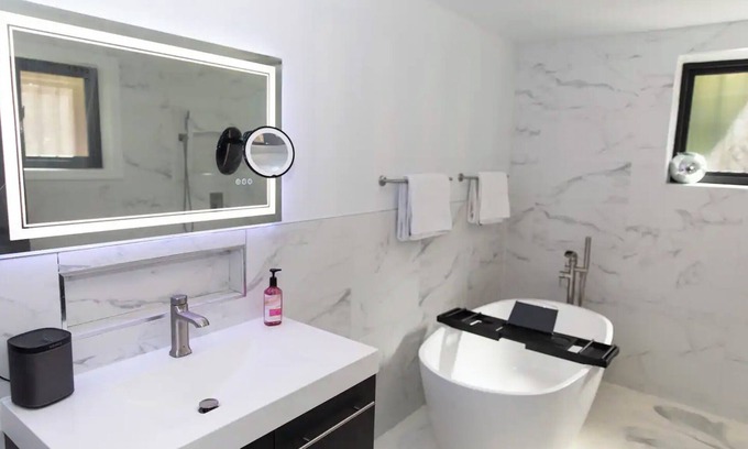 Prospect Lefferts Gardens Apartment | Chic 2-bedroom apt, Brooklyn, AC, WiFi, close to train, restaurants, supermarket