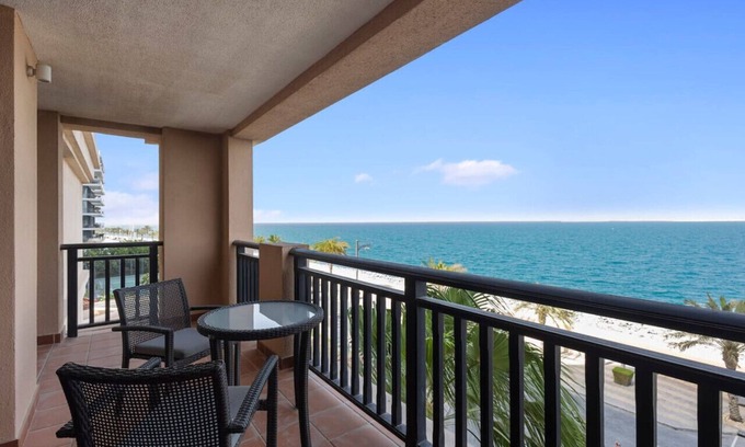 Palm Jumeirah Apartment | Chic 2BR Apartment with Spectacular Sea Views