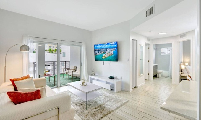 Midtown Apartment | Chic 2BR Edgewater Condo w/Views + Balcony