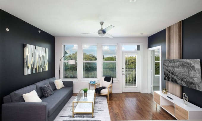 Southtown Apartment | Chic 2BR-Southtown Near Rvrwalk, Dome & Conv