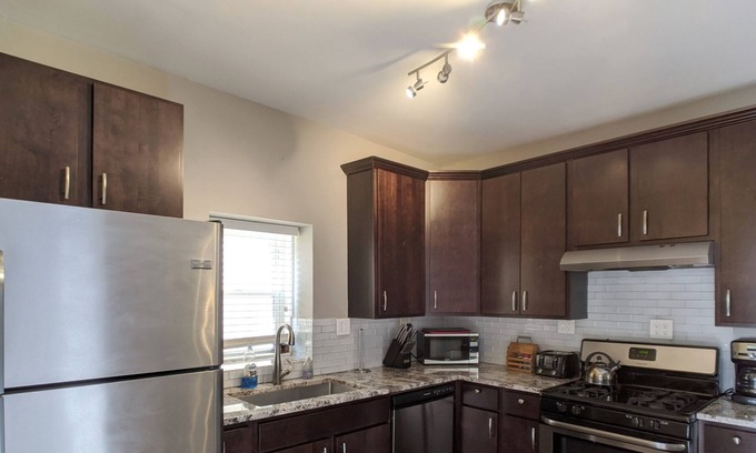 North Center Apartment | Chic 3-bedroom apartment with AC, WiFi in vibrant Roscoe Village
