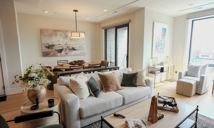 Lakeview Condo | Chic 3-Bedroom Condo in Lakeview Central. Private Rooftop, City & Ballpark Views