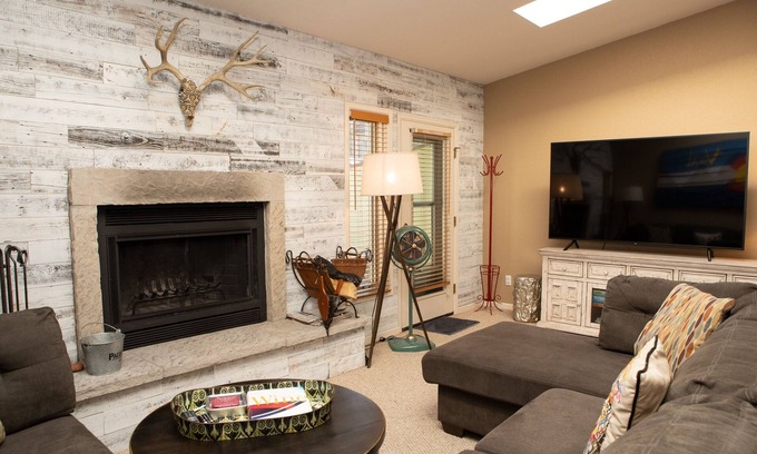 Intermountain Condo | Chic 3-Level Condo w/Private Deck, Hot Tub & BBQ