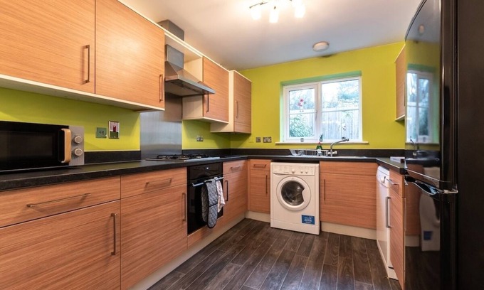 Peterborough House | Chic and Roomy 3-Bedroom Home with Wifi in Peterborough