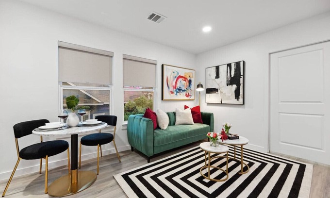 Oak Cliff Apartment | Chic ArtDeco King 1BR Apt-Bishop Arts Nr DT Dallas