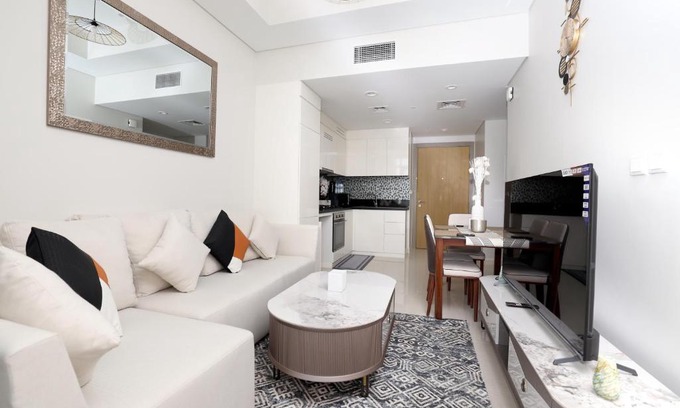 Sheikh Zayed Road Apartment | Chic Aykon City 2-Bedroom Retreat - Business Bay