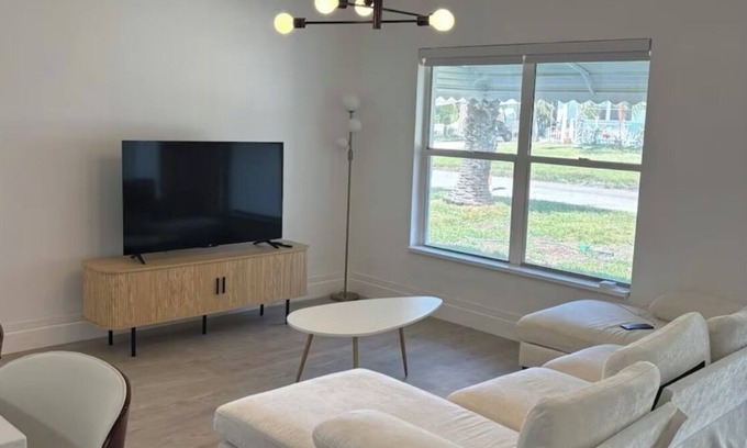 New Port Richey House | Chic Beach House