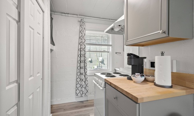 Near East Columbus Apartment | Chic City Retreat 93F – The Perfect Retreat for 2 in Highly Walkable Area!