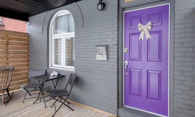 Junction Triangle House | Chic, Contemporary 4 BR home in Dream Location, short walk to major city transit