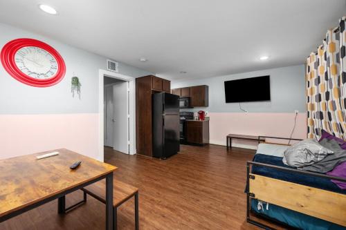 Braeswood Place Apartment | Chic & Cozy 1BR Apt with Free Parking & King Bed