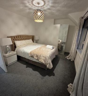 Kilmarnock House | Chic & Cozy 2BR Semi-Detached