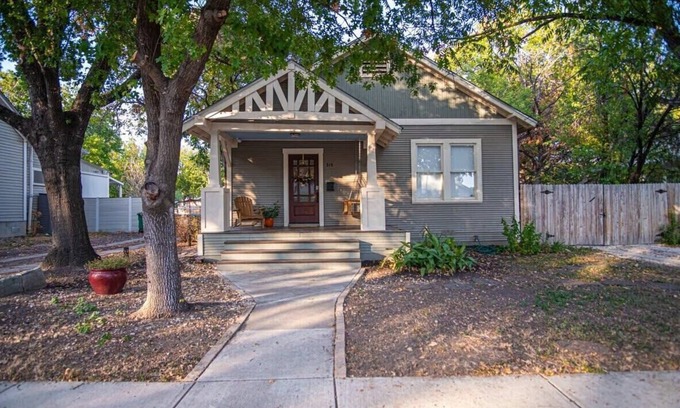 Southtown House | Chic Downtown Farmhouse with Garden and BBQ Grill