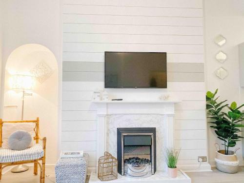 Longcroft Apartment | Chic flat close to Edinburgh, Airport, & Zoo