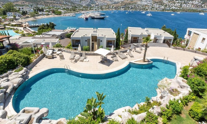 Gundogan Apartment | Chic Flat w Balcony 2 min to Beach in Bodrum