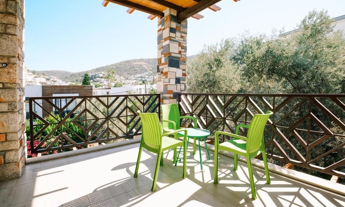 Bodrum City Center Apartment | Chic Flat w Balcony 3 min to Beach in Bodrum
