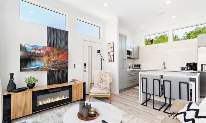 Palm Springs House | Chic Guesthouse in Cathedral City. Great for couples & traveling professionals!