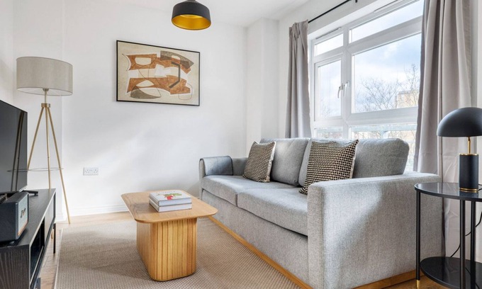 Hackney Central Apartment | Chic Hackney 2BR in gated development, nr shops & bars, by Blueground