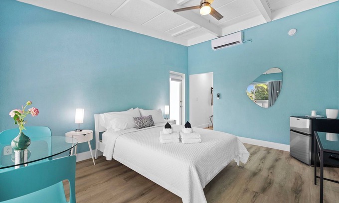 Northeast Miami Hotel | Chic Hotel in Vibrant Miami with Free Pool, WiFi, Coffee and Bagels - BOOK NOW!