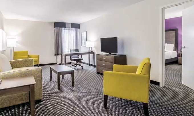 Myrtle Beach Hotel | Chic Hotel Retreat w/Refreshing Poolside Vibes & Friendly Service