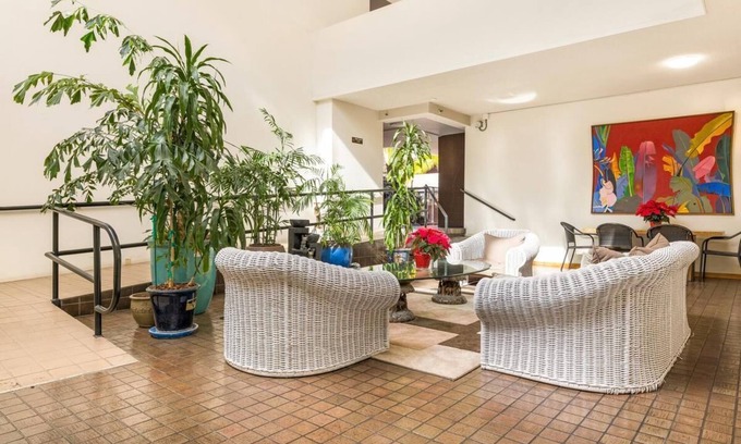 Downtown Honolulu Apartment | Chic Hotel Unit Large 1 Bedroom Suite
