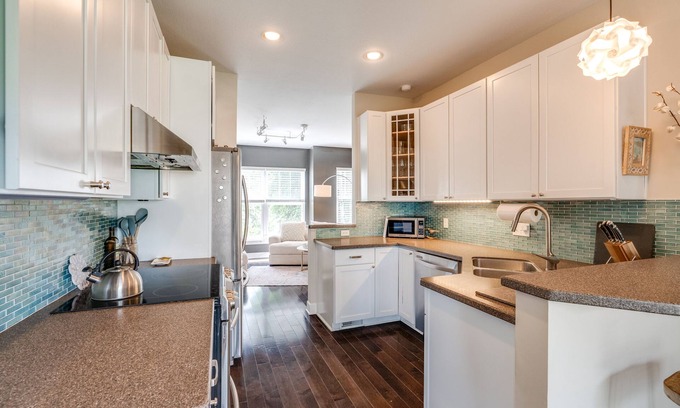 Tremont House | Chic & luxurious. Superhost. 2 beds. Up to 4 people. Walk to best of Tremont