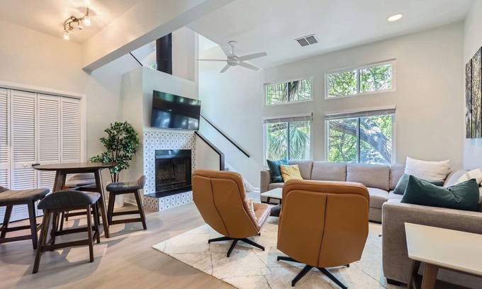 Judge's Hill Condo | Chic Mid-Century! Walk to UT and Downtown