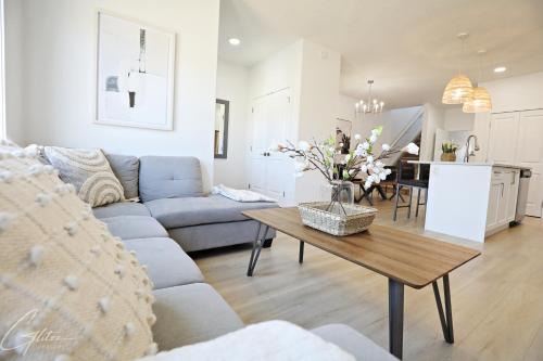 Southwest Edmonton House | Chic Modern Home,King Bed,Fireplace,Disney