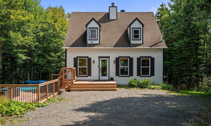Morin Heights House | Chic Montagnard |Pool Table |HotTub |Pool