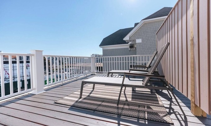 Yachting Village Apartment | CHIC on Thames St Deck & free parking