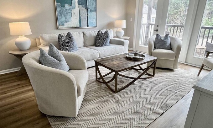 Oxford Condo | Chic Oxford Condo Getaway with 3 King Suites!