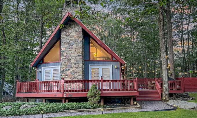 Tobyhanna Ski Chalet | Chic Poconos Chalet I Hot Tub I Fire Pit I Pets I Sleeps 8 I Lakes & Pools