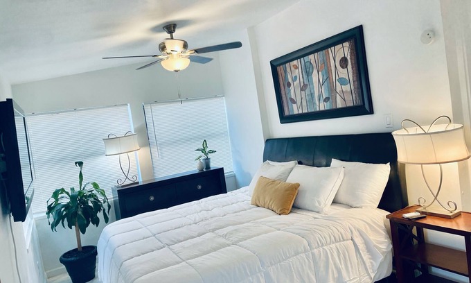 Pompano Beach Apartment | Chic studio A/C and WiFi in delightful Pompano Beach only 3 miles to the beach