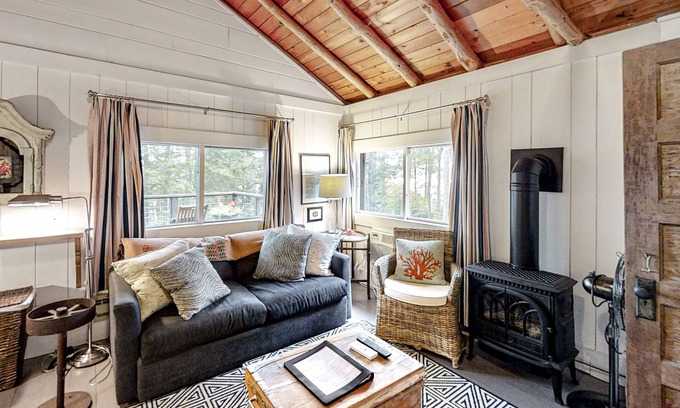 Boothbay Harbor Apartment | Chic Studio Cabin in Boothbay Harbor: Ocean Views, Sprucewold Beach Access