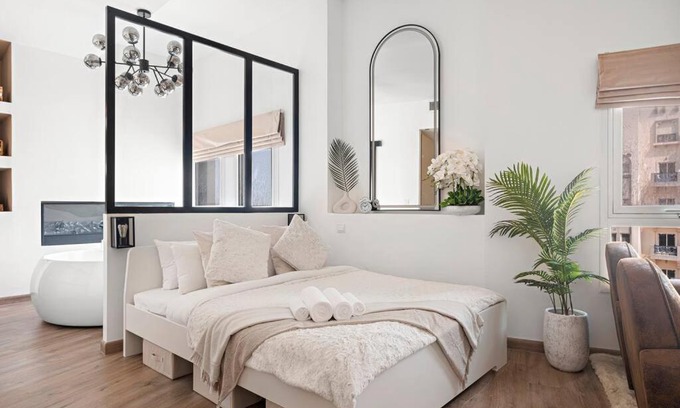 Dubai Apartment | Chic Studio with a Bath Tub, Pool & Gym near Golf Club