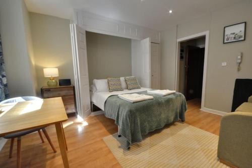 West Cliff Apartment | Chic studio with garden and 2 min walk to beach
