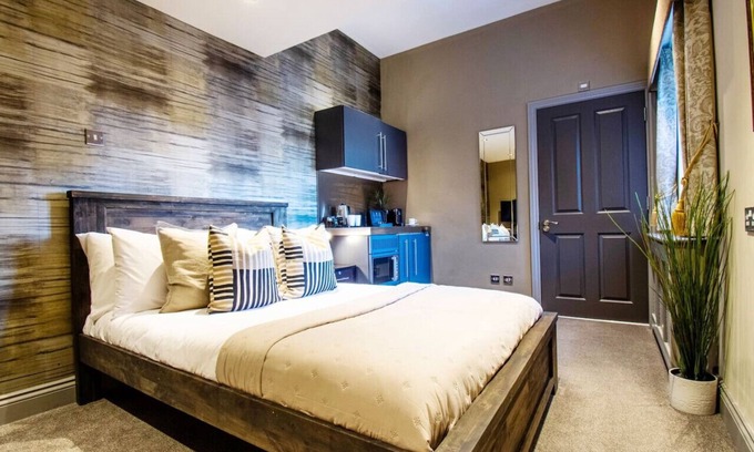 Yeovil Apartment | Chic Work Studio: Gym Access, Fast WiFi & Parking