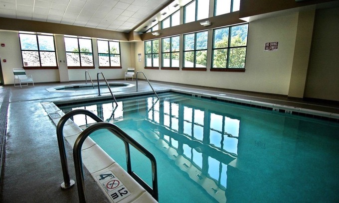 Henlawson Hotel | Chief Logan Lodge
