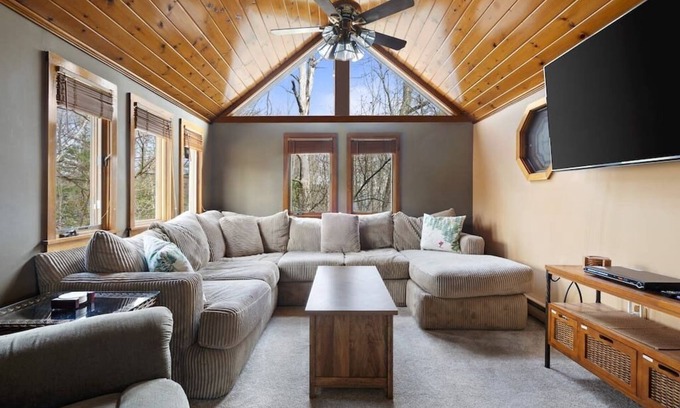 Wilmington House | Chimney Hill Retreat w/Amenity Center & Fireplace