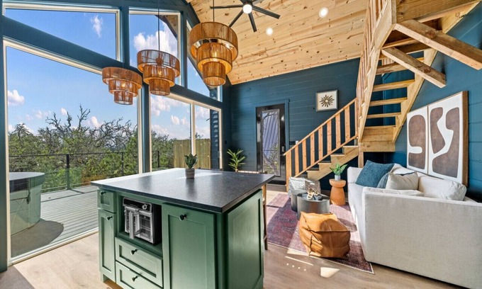 Fredericksburg Cabin | Chin Treehouse* Lux* Hot tub* Fredericksburg*Tesla EV