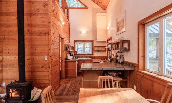 Ashland Cabin | Chinquapin Mountain Cabin w/Jacuzzi and Wood Stove at Green Springs Inn