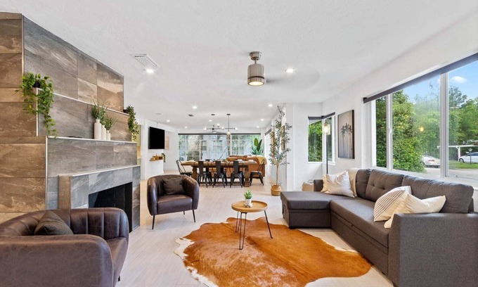 Gainesville House | CHOMP HOUSE - 0.8m to Stadium, Pool, Sleeps 16, Mini Golf, Huge TV