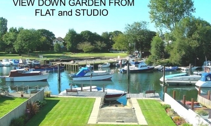 Christchurch Apartment | CHRISTCHURCH RIVERSIDE FLAT- fishing available