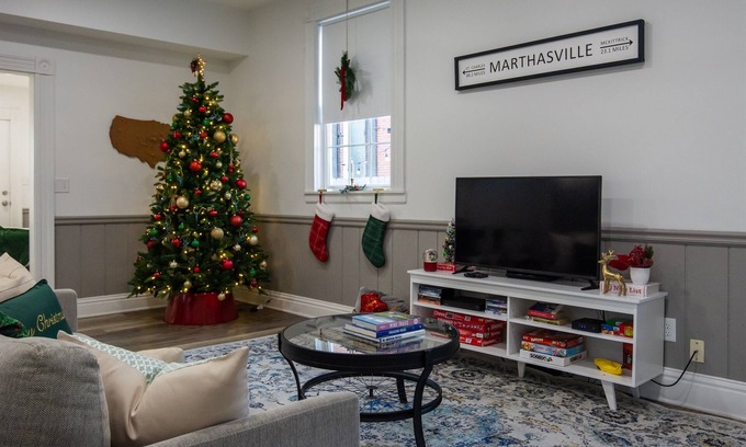 Marthasville House | Christmas Cottage | Hot tub | Fenced yard | Dog-friendly | Limited edition